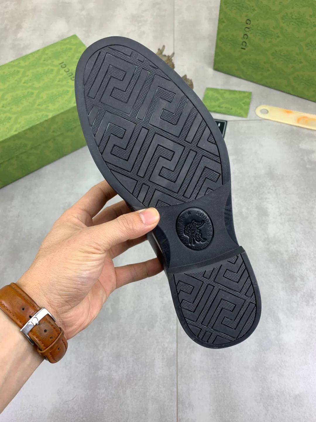 Men's shoes💰P500💰【New model, soft and comfortable Gucci classic business leather shoes hot selection (Gucci) official website latest Gucci business leather shoes, hot style 💥 simple and elegant style, exclusive for trendy men. Unique official website latest brand original double G embossed elements 👑 Gucci original decoration, fashionable and generous, the fabric is original calfskin ✅ Fully imported first-layer pigskin lining, the official website specifies wear-resistant, rubber business outsole, the classic model is taken in kind at the counter 🎬38-44 (customized at 45) black Brown optional